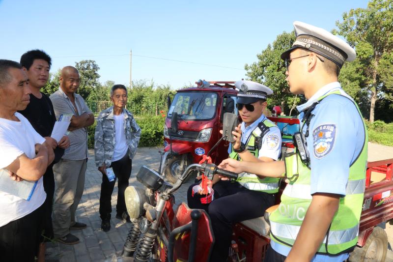 千年古树下 民警话交安