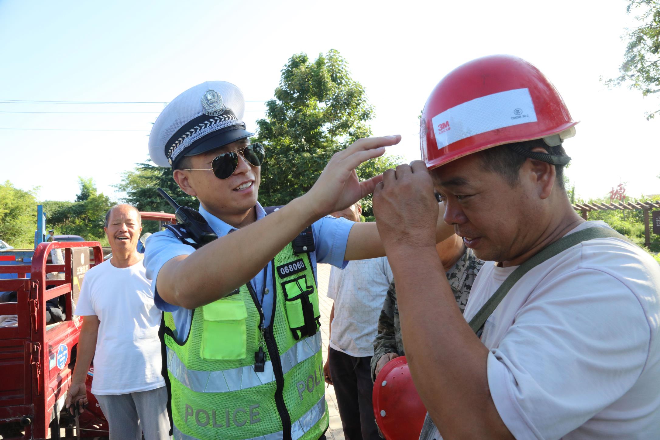 千年古树下 民警话交安(图4)