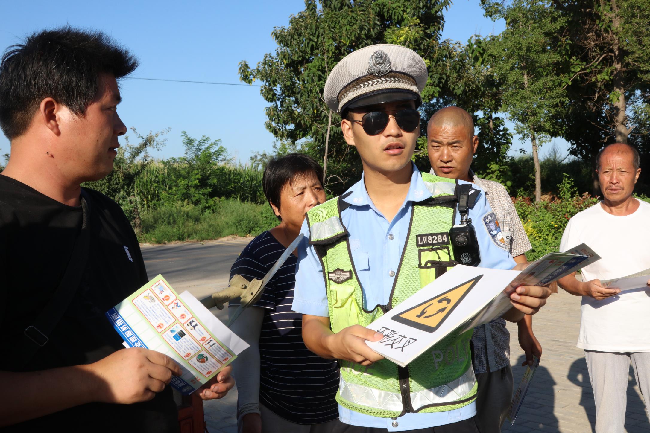 千年古树下 民警话交安(图3)