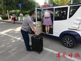 渭南师范学院保安义务为返校学生运送行李