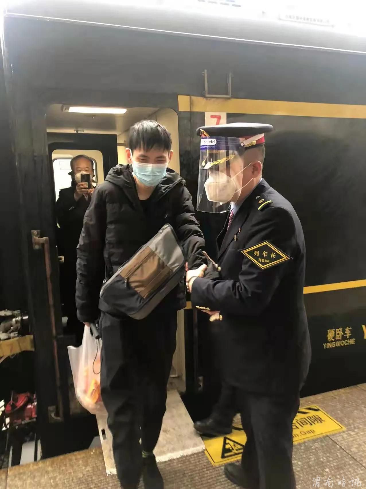 西安客运段：列车温情服务盲人旅客
