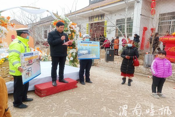 大荔交警携手乡村司仪深入群众共话交通安全(图2)