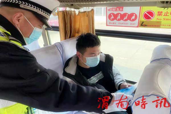 大荔交警走进客运站进行交通安全宣传(图1)