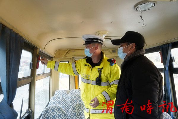  严把校车“体检关”　护航学生平安路——华州公安交警开展校车安全大检查(图2)