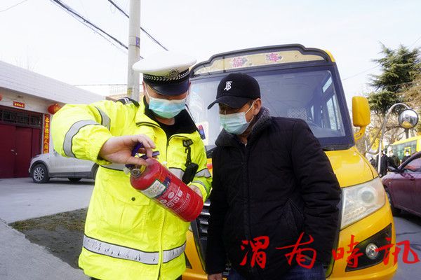  严把校车“体检关”　护航学生平安路——华州公安交警开展校车安全大检查(图1)