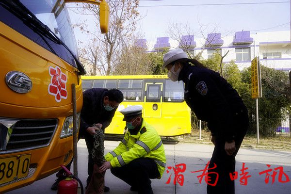  严把校车“体检关”　护航学生平安路——华州公安交警开展校车安全大检查(图5)