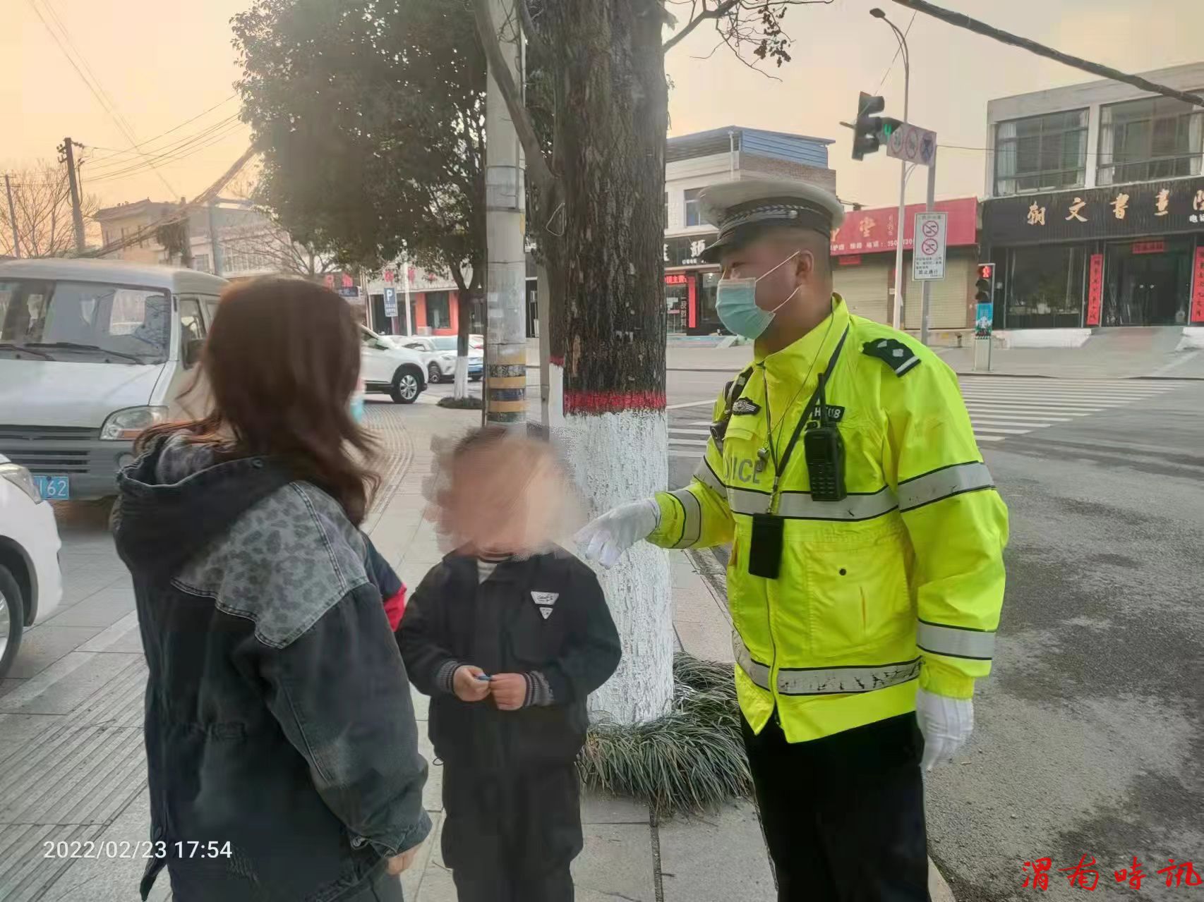 【我为群众办实事】华州交警帮助走失儿童   