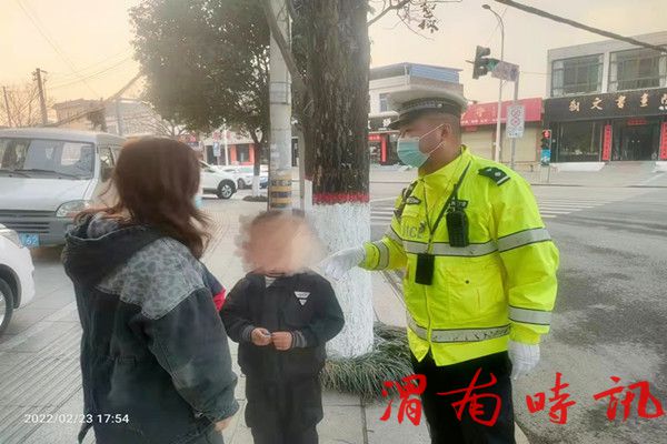 【我为群众办实事】华州交警帮助走失儿童   (图2)