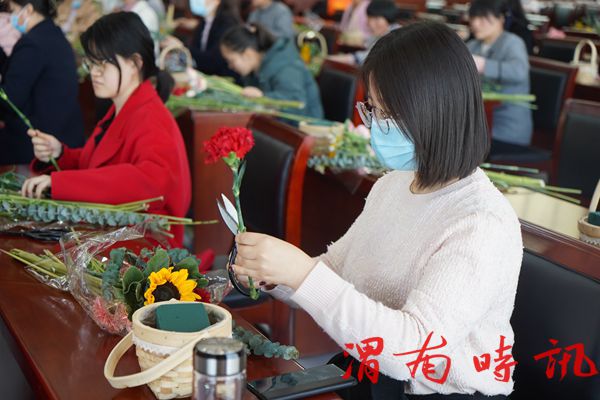 渭南经开区举办庆祝“三·八”妇女节插花活动(图1)