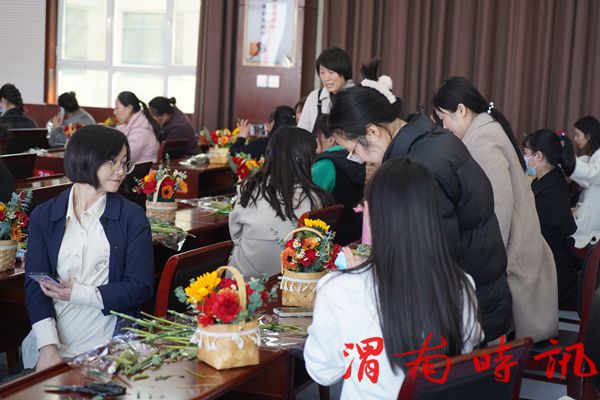 渭南经开区举办庆祝“三·八”妇女节插花活动(图2)