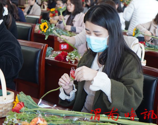渭南经开区举办庆祝“三·八”妇女节插花活动(图3)