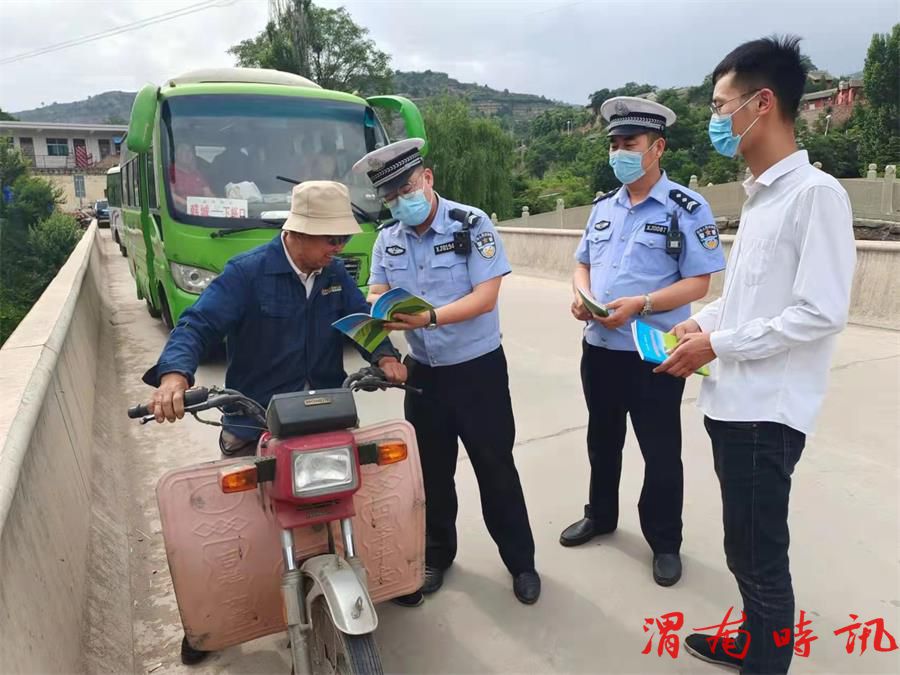韩城公安交警进农村开展“一盔一带”主题宣传教育活动(图2)