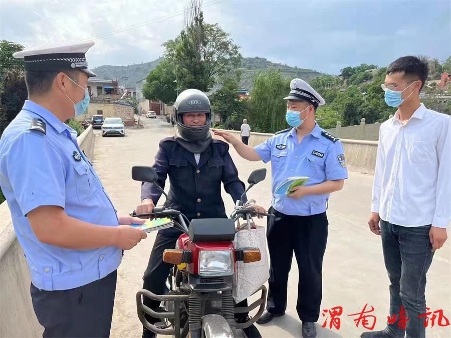 韩城公安交警进农村开展“一盔一带”主题宣传教育活动(图3)