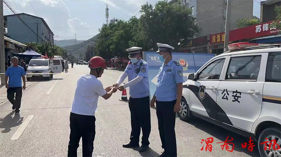 群众大意遗失身份证 交警暖心助力找回