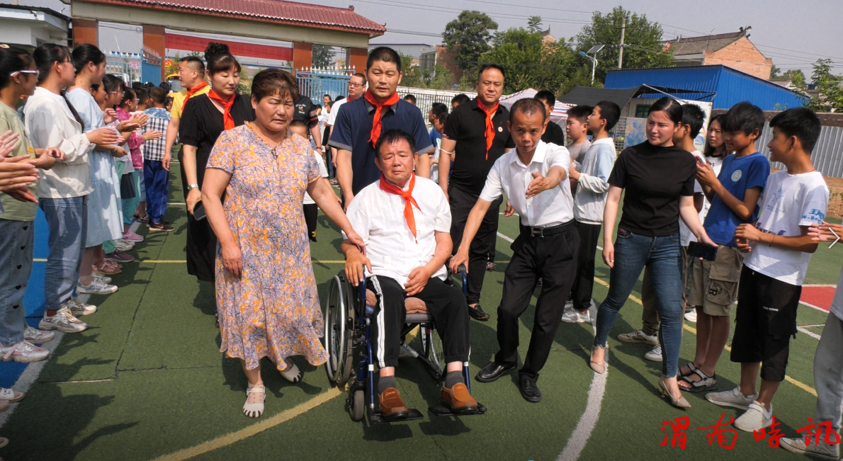 爱国工程研究院管理委员会主任方建文组织社会各界爱心人士与兴平市希望小学牵手共同奉献爱心(图1)