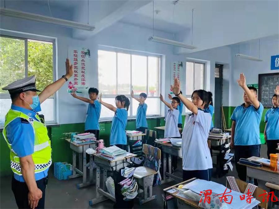 韩城公安交警暑假前进校园、讲安全、送平安(图1) 韩城公安交警暑假前进校园、讲安全、送平安(图1)