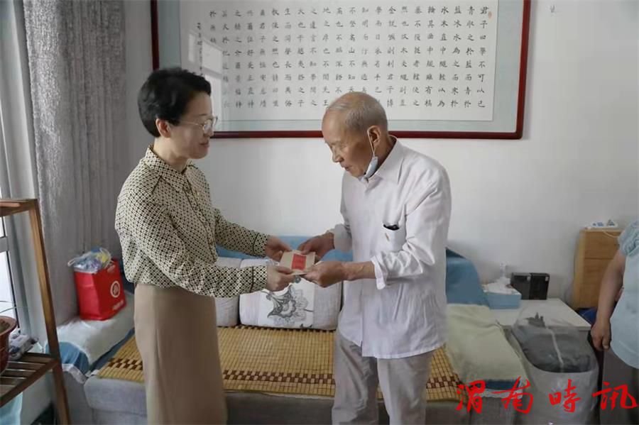 合阳法院党组书记、院长郝翎七一前夕慰问老党员、生活困难党员(图2) 合阳法院党组书记、院长郝翎七一前夕慰问老党员、生活困难党员(图2)