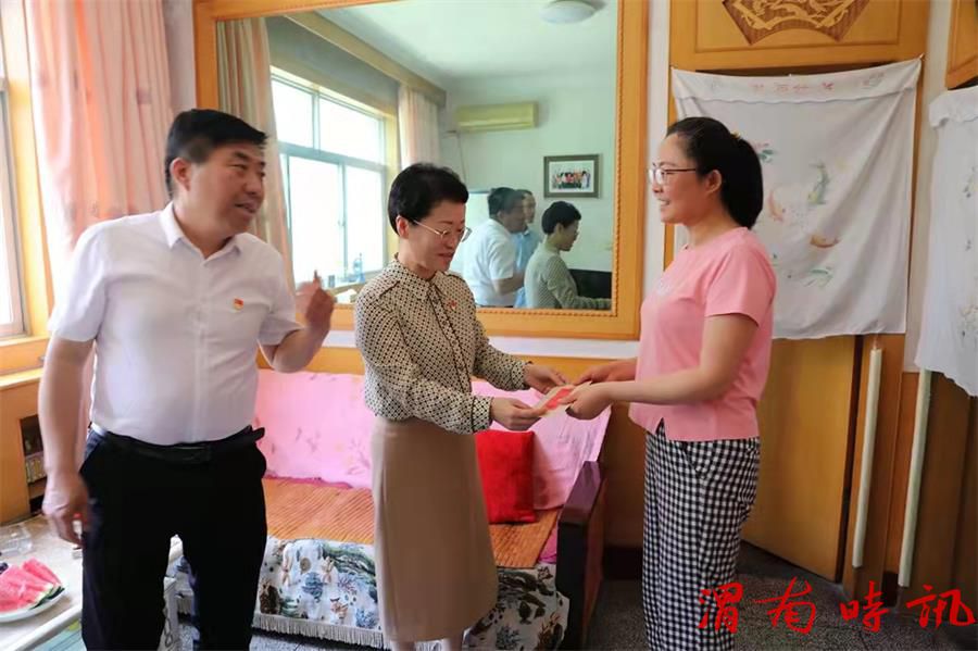 合阳法院党组书记、院长郝翎七一前夕慰问老党员、生活困难党员(图3) 合阳法院党组书记、院长郝翎七一前夕慰问老党员、生活困难党员(图3)