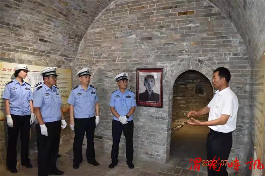 警心向党迎“七一” 牢记使命跟党走 韩城市公安局交警大队党总支部开展 迎“七一”主题党日”活动(图5) 警心向党迎“七一” 牢记使命跟党走 韩城市公安局交警大队党总支部开展 迎“七一”主题党日”活动(图5)
