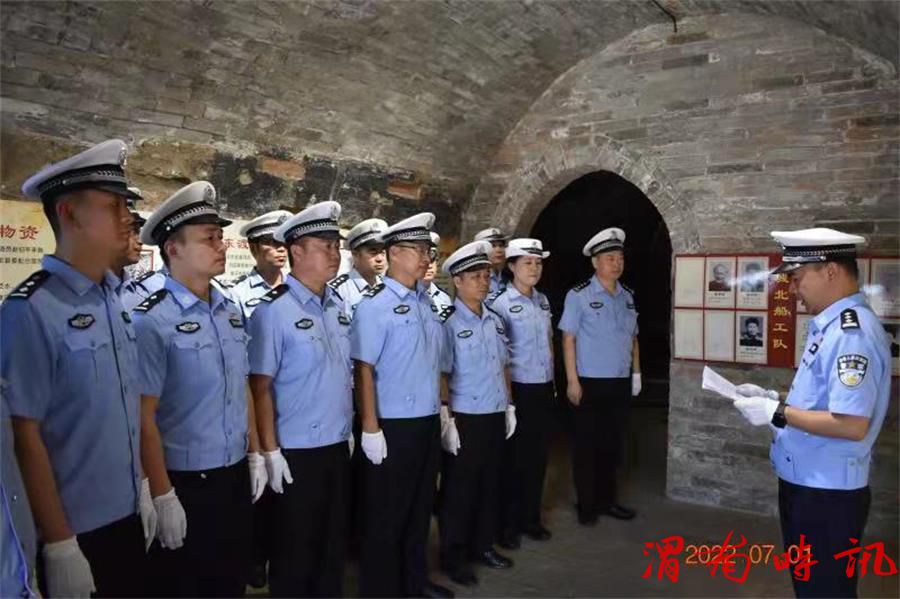 警心向党迎“七一” 牢记使命跟党走 韩城市公安局交警大队党总支部开展 迎“七一”主题党日”活动(图7) 警心向党迎“七一” 牢记使命跟党走 韩城市公安局交警大队党总支部开展 迎“七一”主题党日”活动(图7)