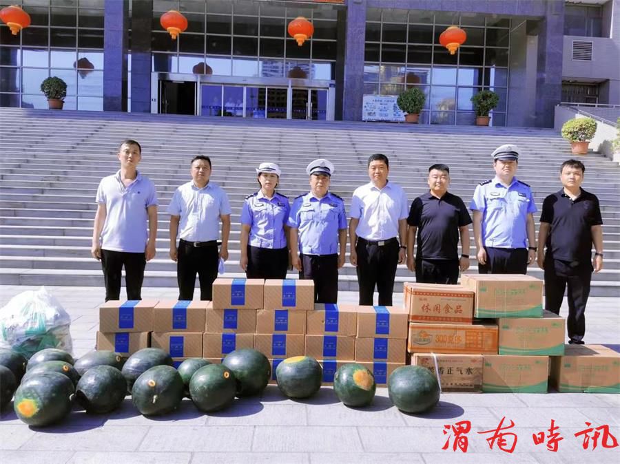 韩城爱心企业慰问高温一线交警,彰显警民情深(图1) 韩城爱心企业慰问高温一线交警,彰显警民情深(图1)