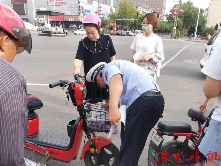 服务群众“零距离” 上门挂牌暖民心 韩城市公安局交警大队积极开展电动车挂牌上门便民服务(图3) 服务群众“零距离” 上门挂牌暖民心 韩城市公安局交警大队积极开展电动车挂牌上门便民服务(图3)