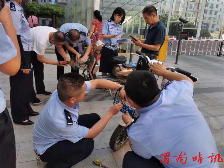 服务群众“零距离” 上门挂牌暖民心 韩城市公安局交警大队积极开展电动车挂牌上门便民服务(图4)