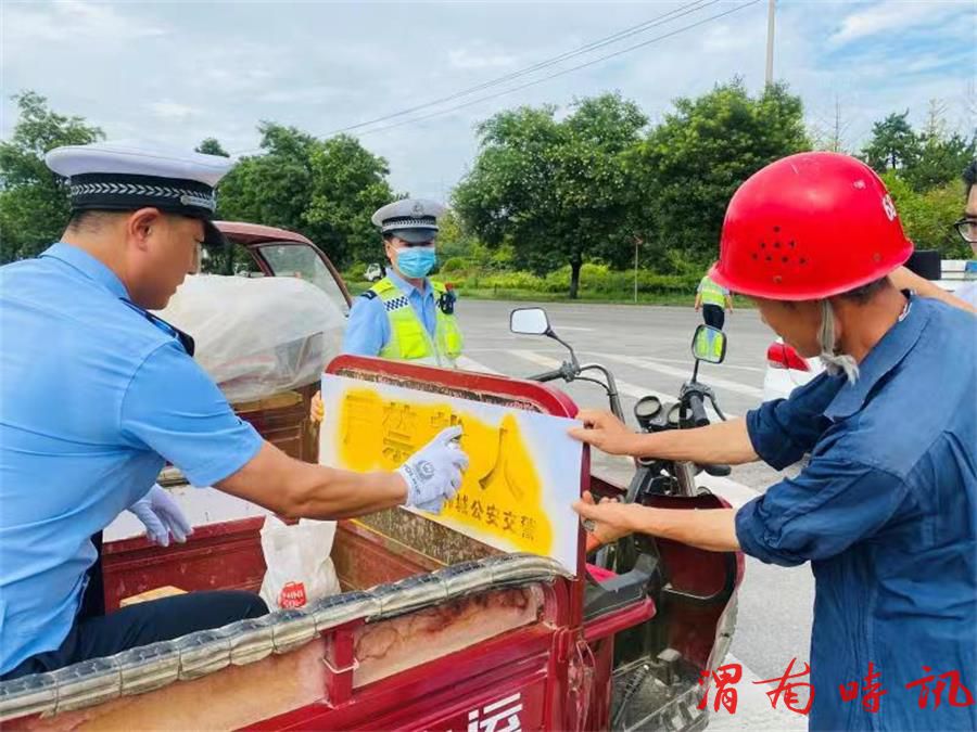 【百日行动】花椒飘香季 韩城公安交警深入农村忙宣传(图2)