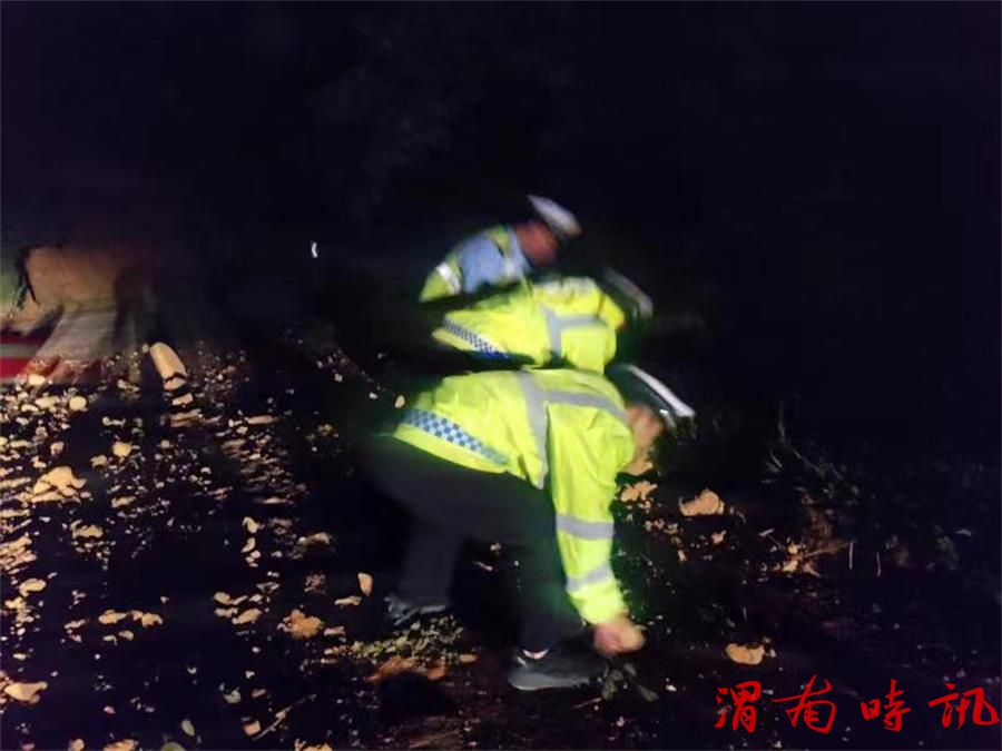 韩城公安交警连夜紧急处理险情 清理塌方落石