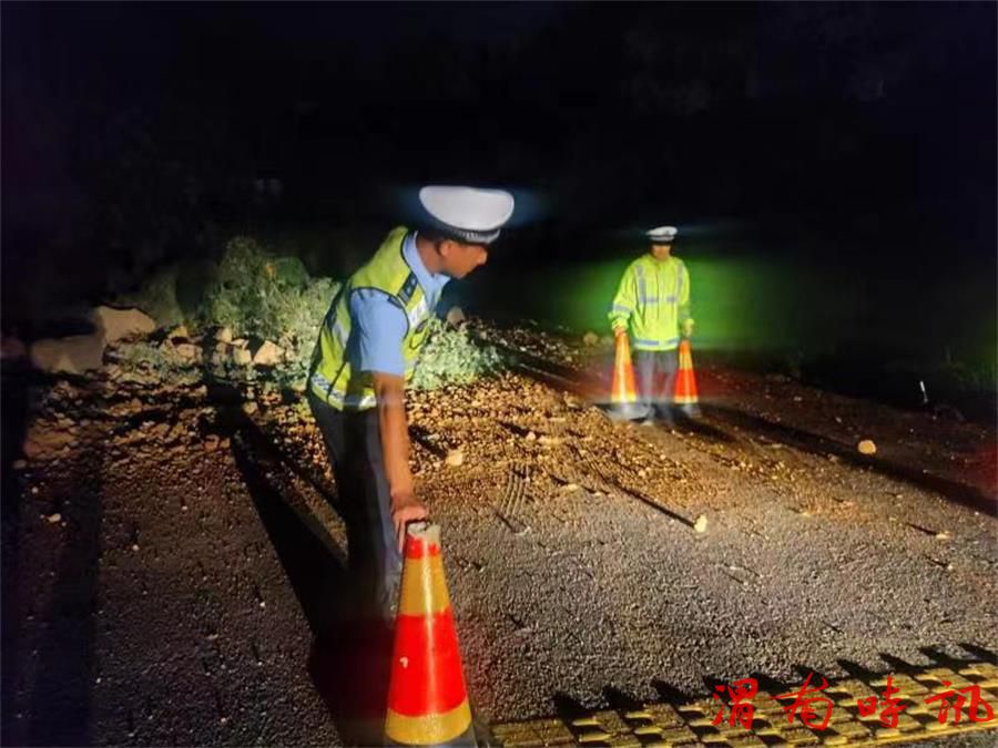 韩城公安交警连夜紧急处理险情 清理塌方落石(图2) 韩城公安交警连夜紧急处理险情 清理塌方落石(图2)