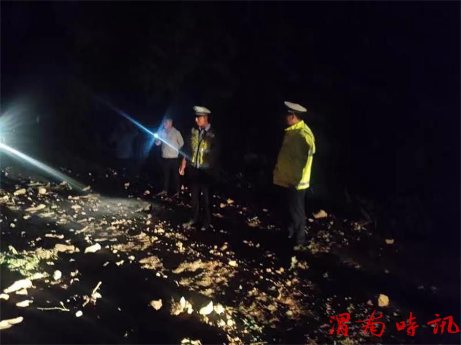 韩城公安交警连夜紧急处理险情 清理塌方落石(图3) 韩城公安交警连夜紧急处理险情 清理塌方落石(图3)