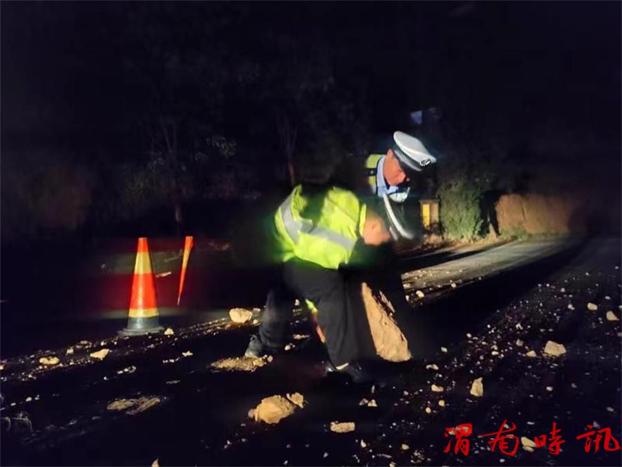 韩城公安交警连夜紧急处理险情 清理塌方落石(图4) 韩城公安交警连夜紧急处理险情 清理塌方落石(图4)
