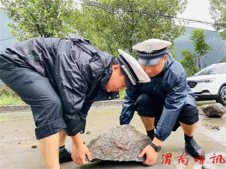 【百日行动】当好雨天“守路人”！韩城公安交警雨天执勤保平安