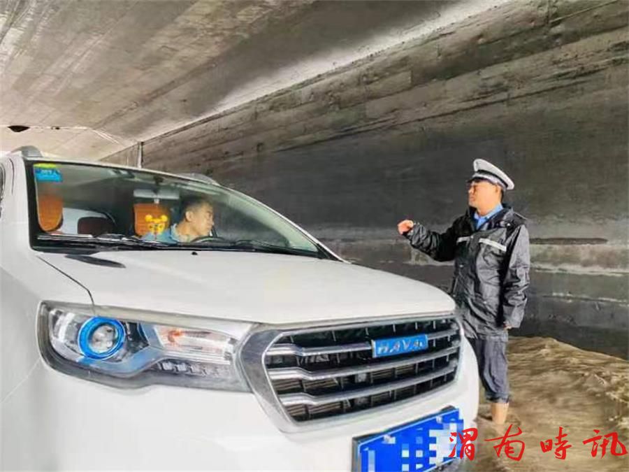 【百日行动】当好雨天“守路人”！韩城公安交警雨天执勤保平安(图2)