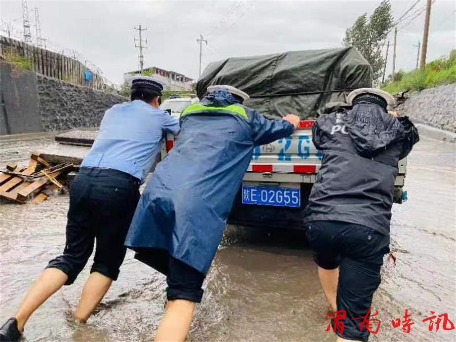 【百日行动】当好雨天“守路人”！韩城公安交警雨天执勤保平安(图3)