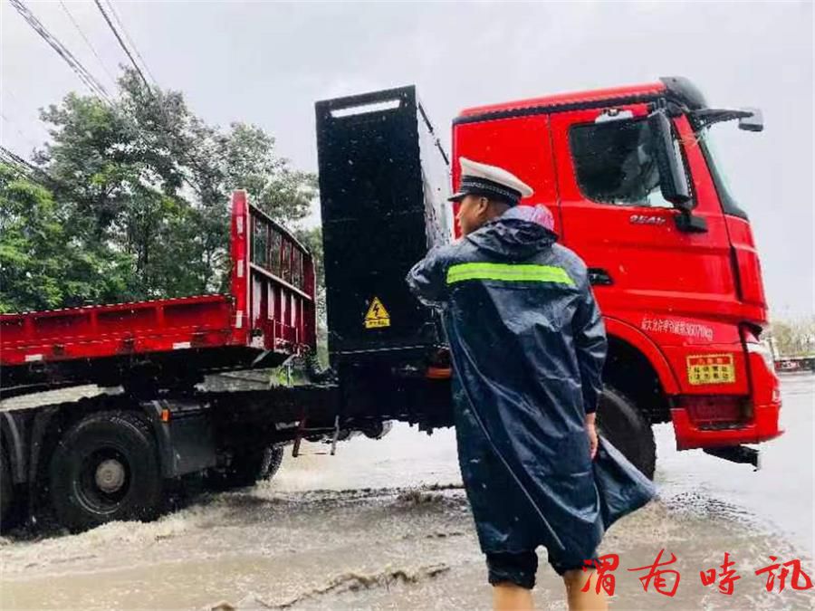 【百日行动】当好雨天“守路人”！韩城公安交警雨天执勤保平安(图4)