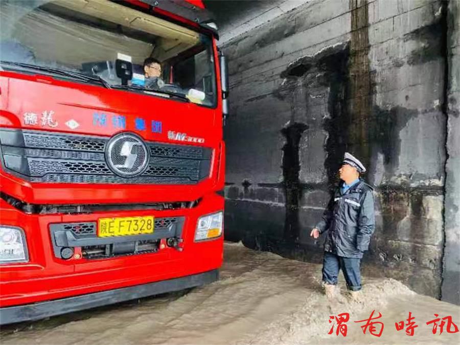 【百日行动】当好雨天“守路人”！韩城公安交警雨天执勤保平安(图5)