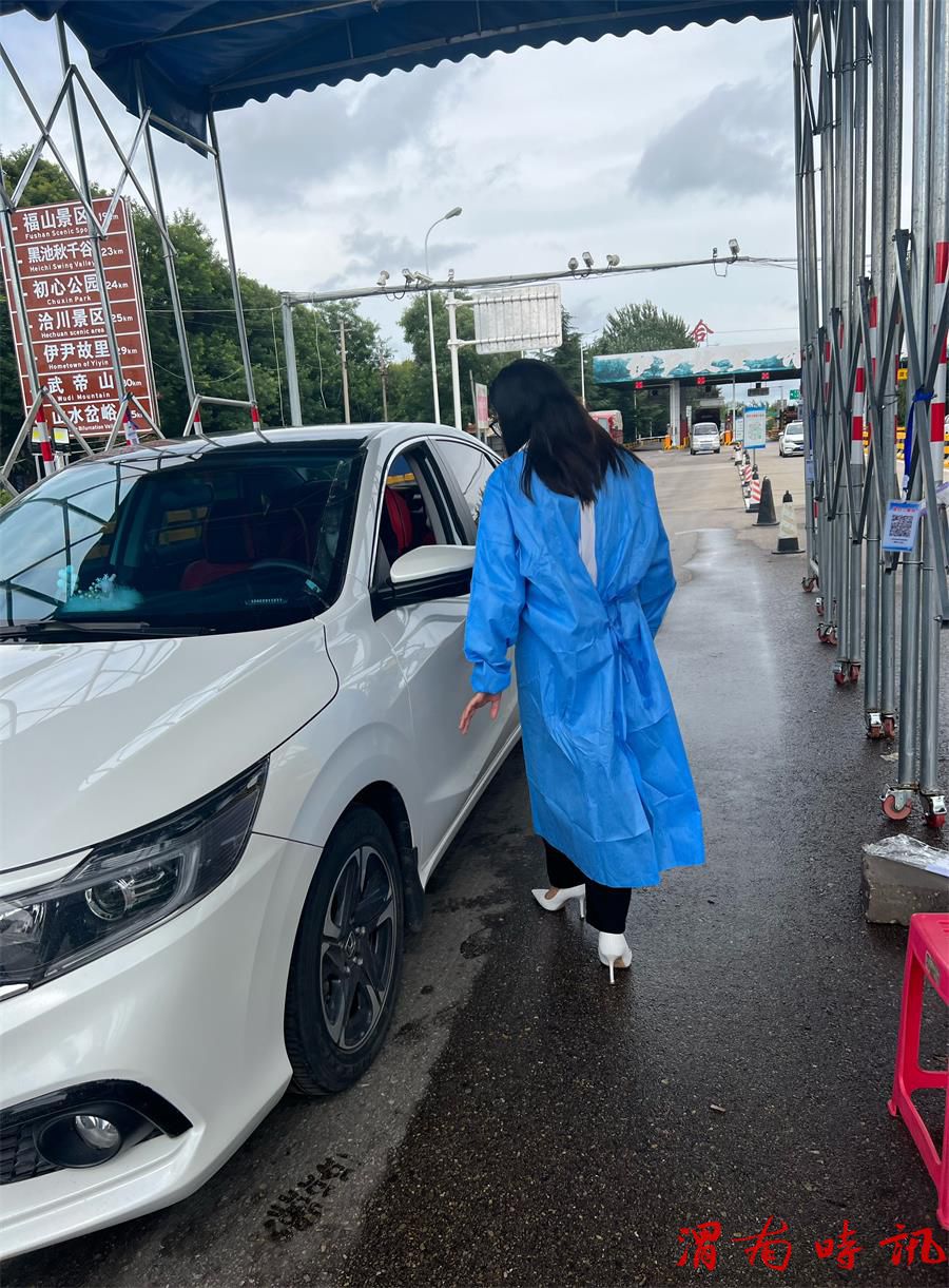 【喜迎二十大，忠诚保平安】雨中执勤显担当，疫情防控保平安——合阳法院组织干警投入高速卡口防疫执勤(图3)
