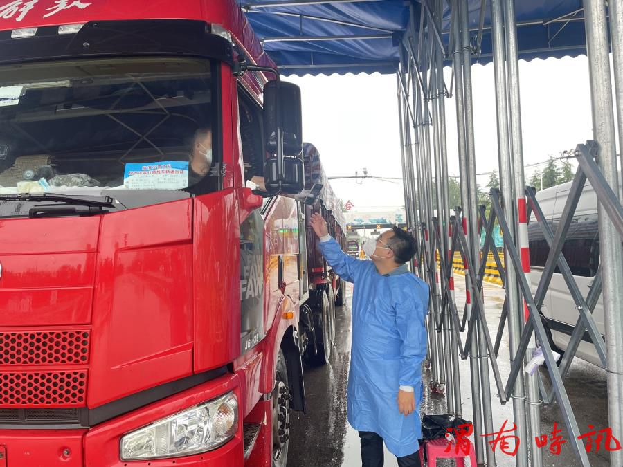 【喜迎二十大，忠诚保平安】雨中执勤显担当，疫情防控保平安——合阳法院组织干警投入高速卡口防疫执勤(图4)