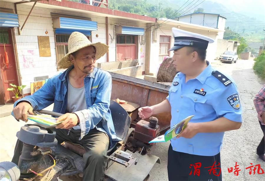 【百日行动】花椒树下话交通 交警地头讲安全