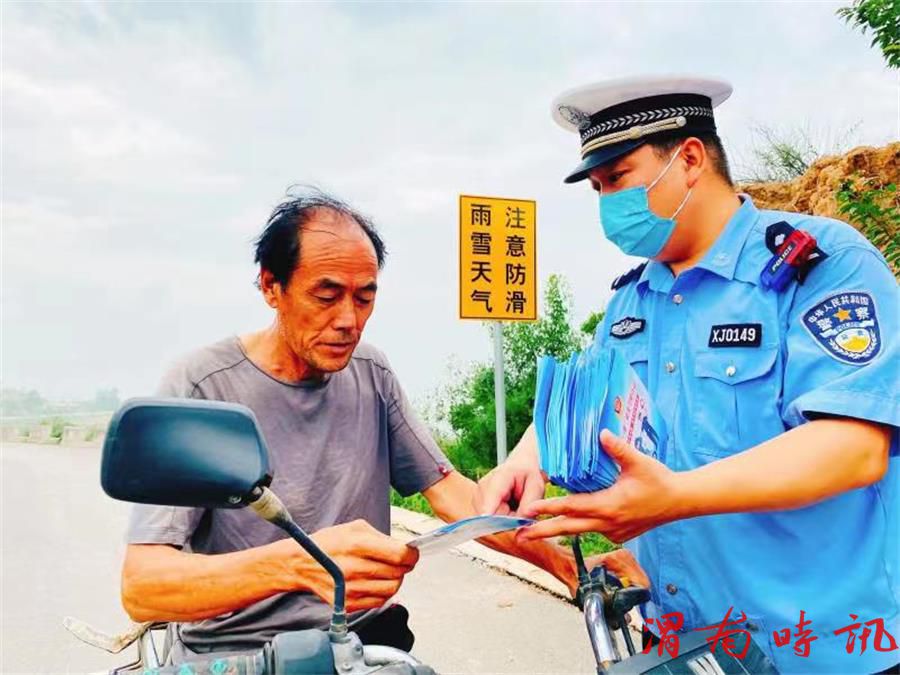 【百日行动】花椒树下话交通 交警地头讲安全(图6)