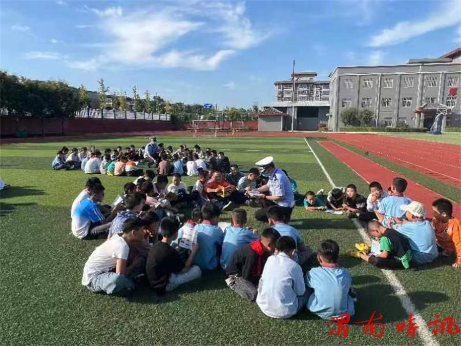 【开学第一课】交警当“老师” 守护开学季(图1) 【开学第一课】交警当“老师” 守护开学季(图1)