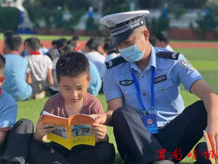 【开学第一课】交警当“老师” 守护开学季(图3) 【开学第一课】交警当“老师” 守护开学季(图3)