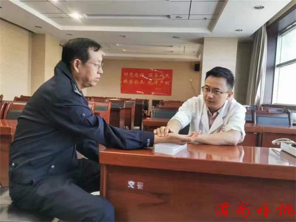 韩城市公安局交警大队邀请西安孙思邈中医健康管理研究院医生开展“暖警”问诊服务(图2) 韩城市公安局交警大队邀请西安孙思邈中医健康管理研究院医生开展“暖警”问诊服务(图2)
