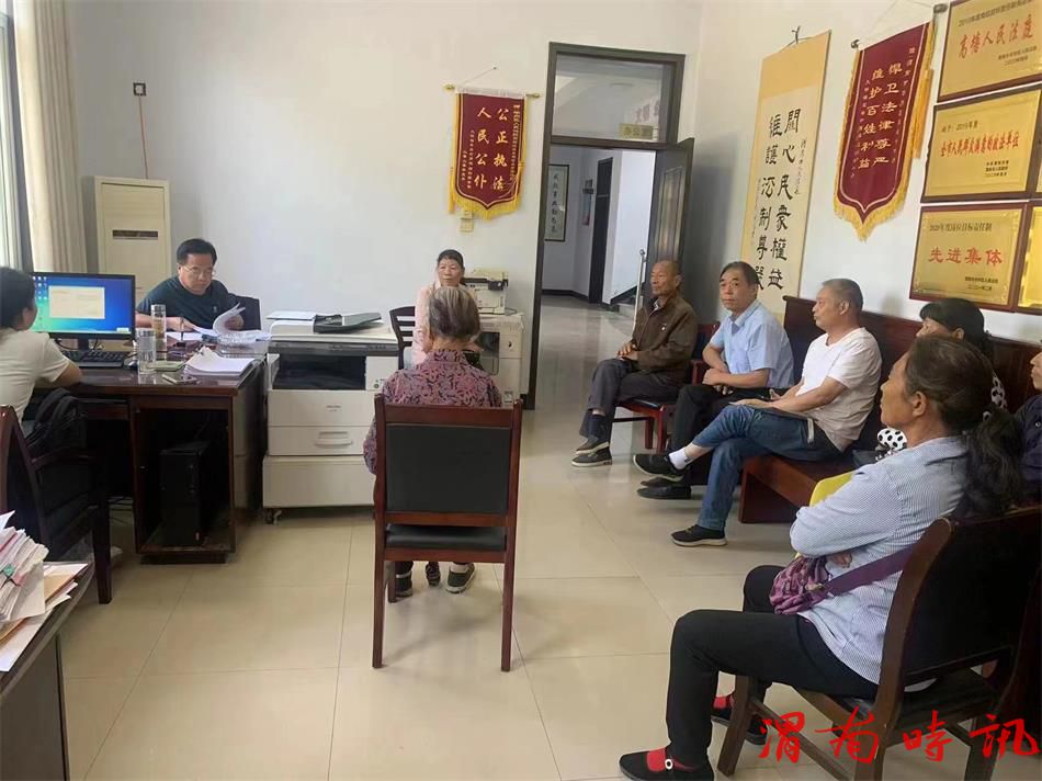 老人出庭不便 院长下沉办案 渭南市华州区法院副院长王汉武轻车简从基层审案(图1) 老人出庭不便 院长下沉办案 渭南市华州区法院副院长王汉武轻车简从基层审案(图1)