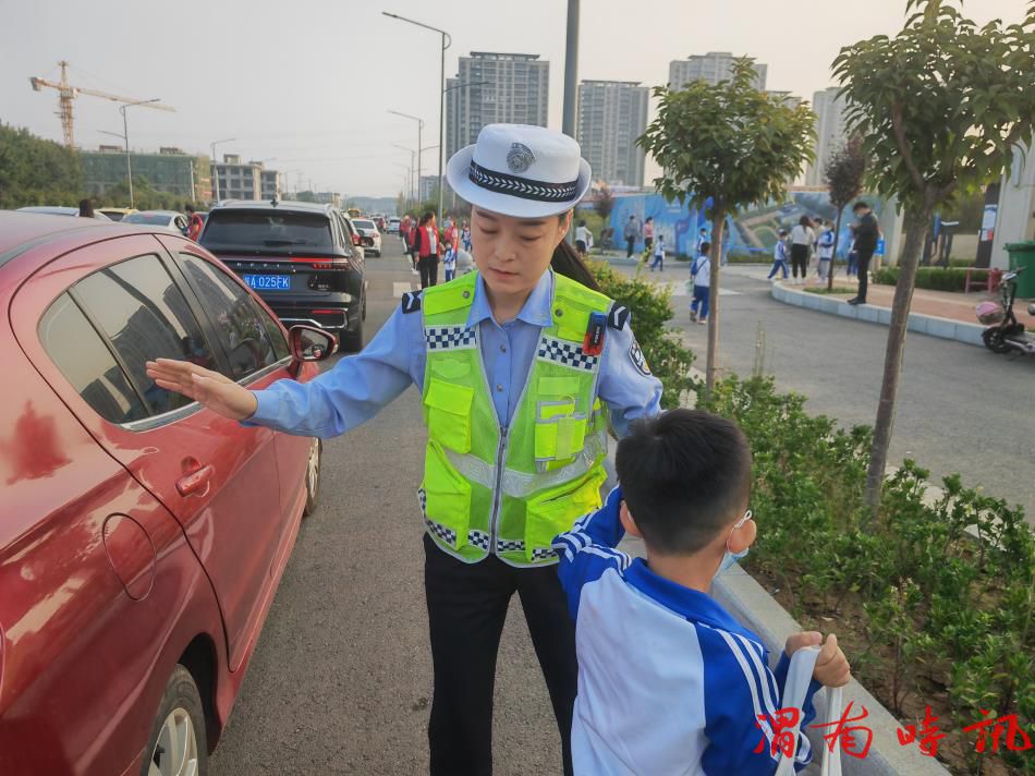 韩城公安交警“护学岗” 构筑学生出行安全屏障(图2) 韩城公安交警“护学岗” 构筑学生出行安全屏障(图2)