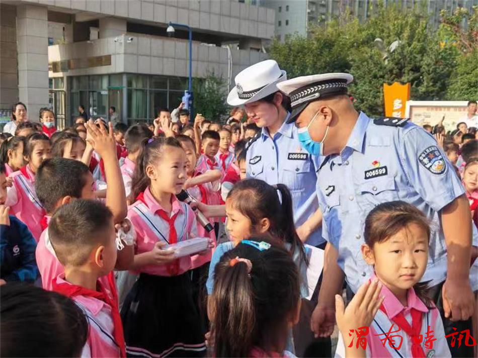 韩城公安交警国庆前夕进校园“当老师”讲好交通安全课(图3)