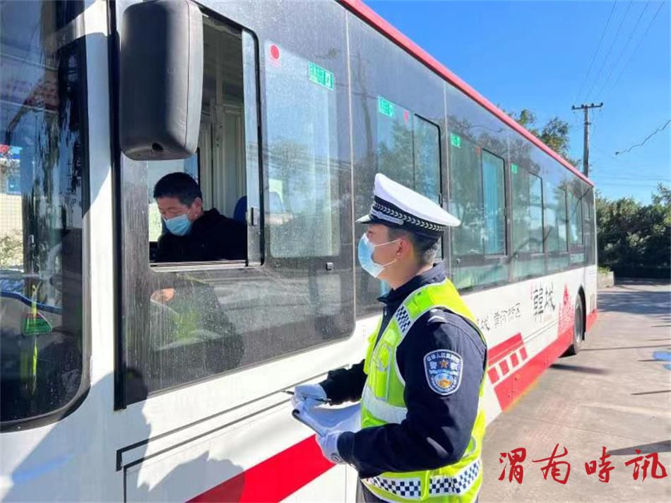 韩城公安交警战疫情：警徽在一线熠熠生辉(图4)