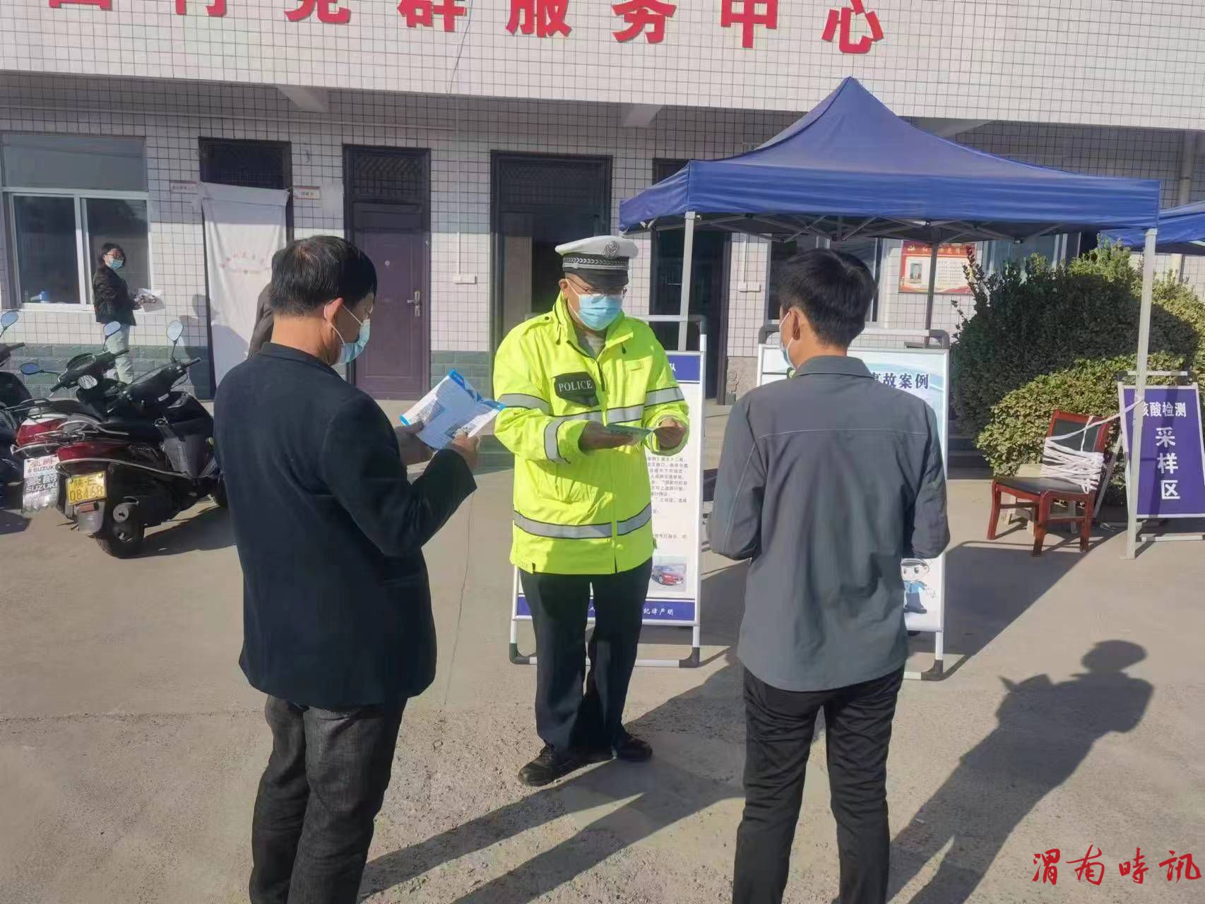 韩城公安交警化身广播员,利用 “大喇叭”开展交通安全宣传(图1) 韩城公安交警化身广播员,利用 “大喇叭”开展交通安全宣传(图1)
