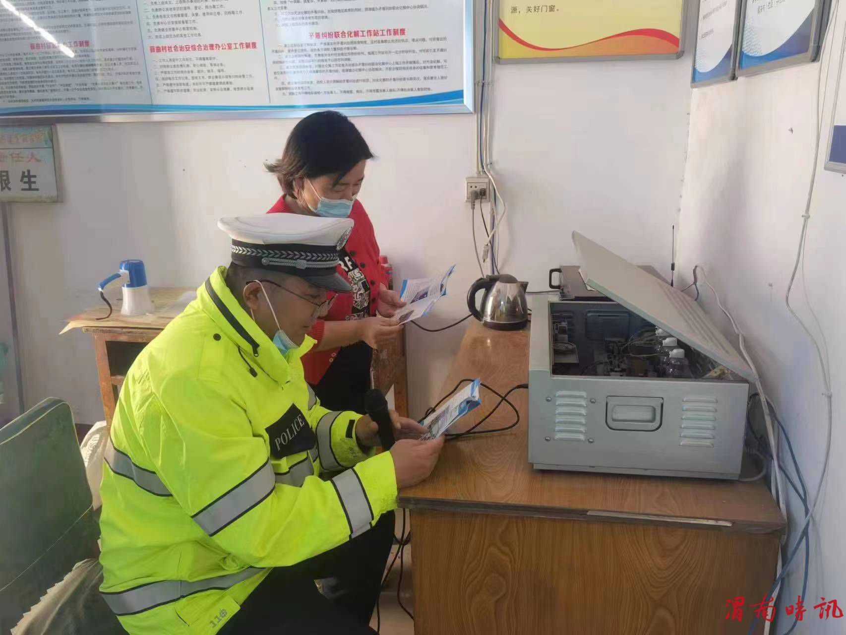 韩城公安交警化身广播员,利用 “大喇叭”开展交通安全宣传(图2) 韩城公安交警化身广播员,利用 “大喇叭”开展交通安全宣传(图2)